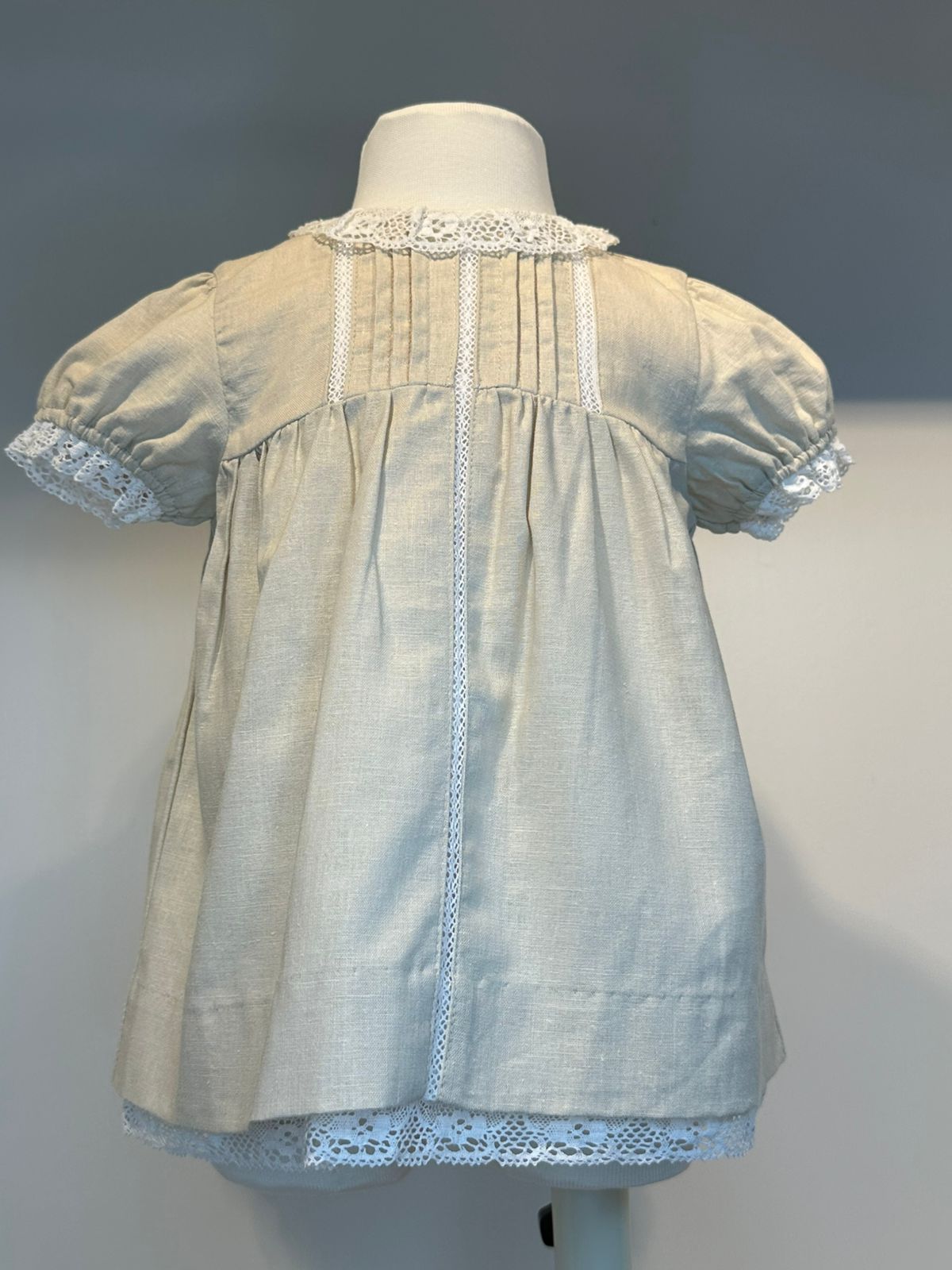 Vestido lino con tiras bordadas