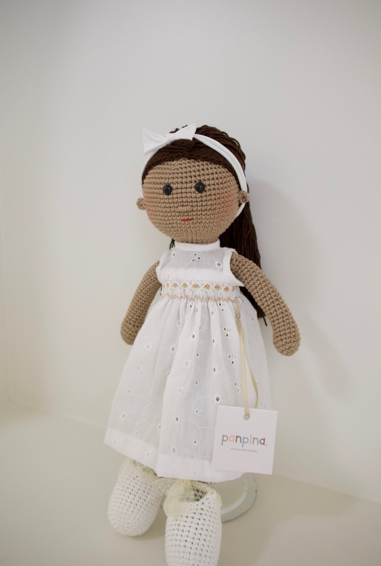 Muñequita tejida - bordado blanco