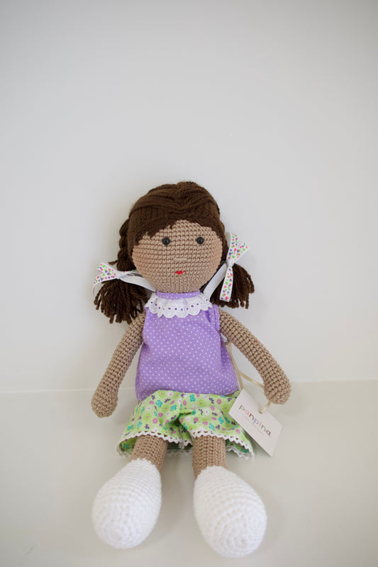 Muñequita tejida - blusa morada y short