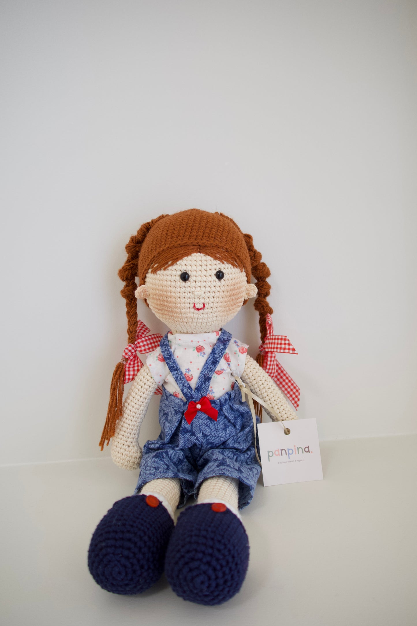 Muñequita tejida - overall azul