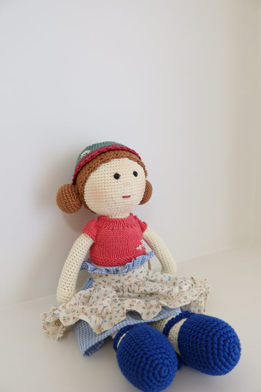 Muñequita tejida - artesanal azul con rosa
