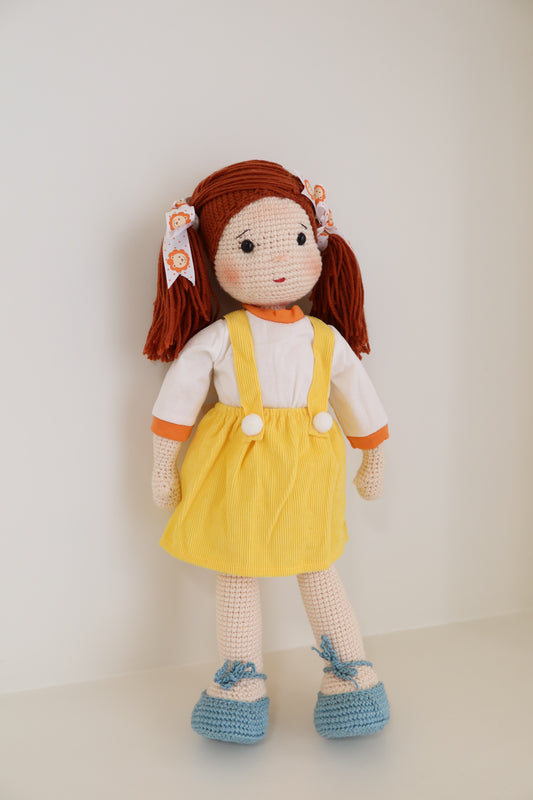 Muñequita tejida - vestido amarillo