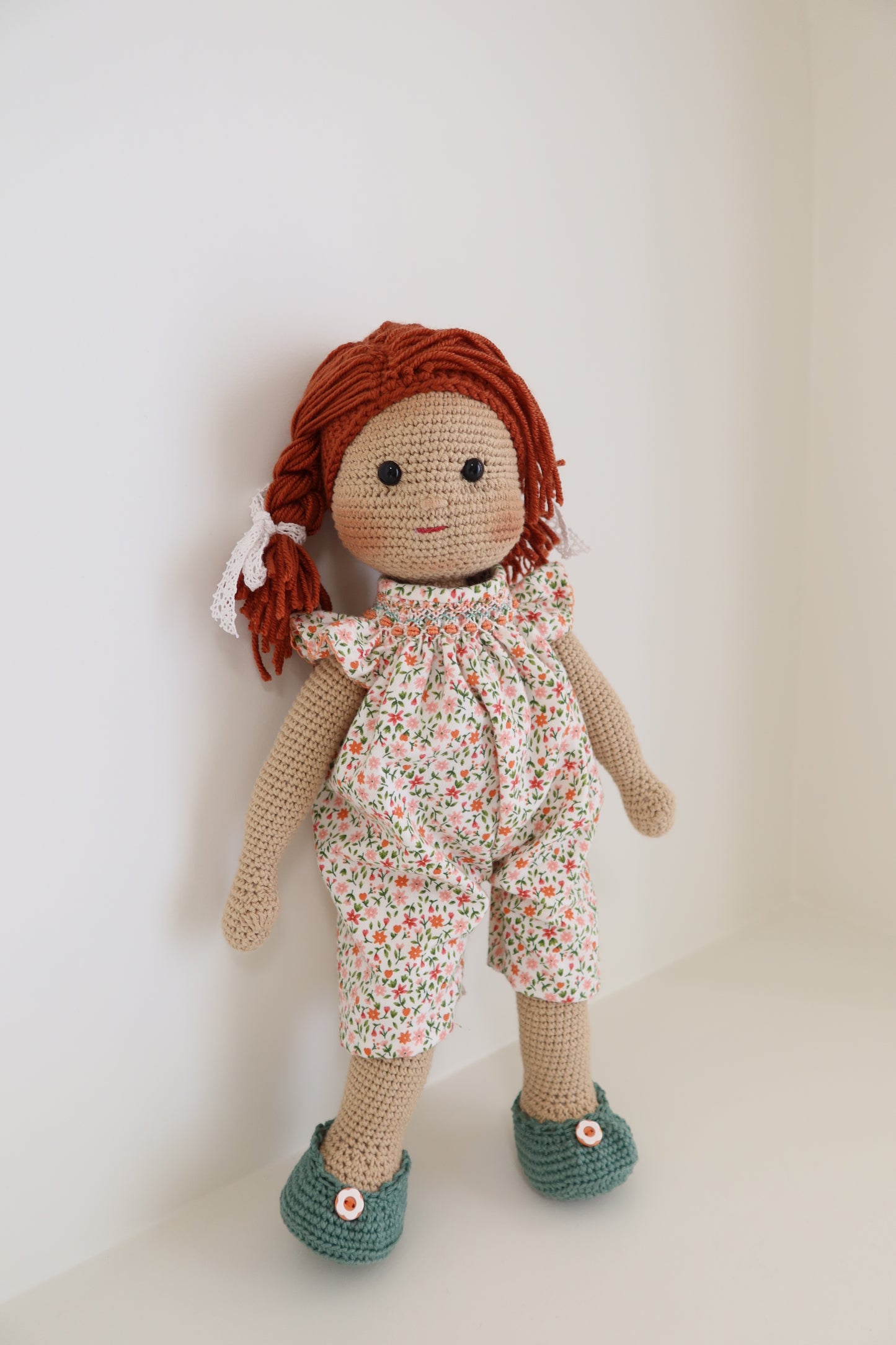 Muñequita tejida - pelirroja floral