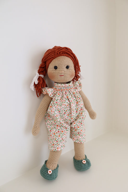 Muñequita tejida - pelirroja floral