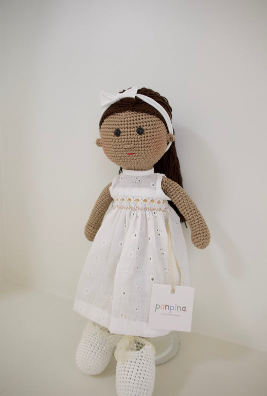 Muñequita tejida - bordado blanco