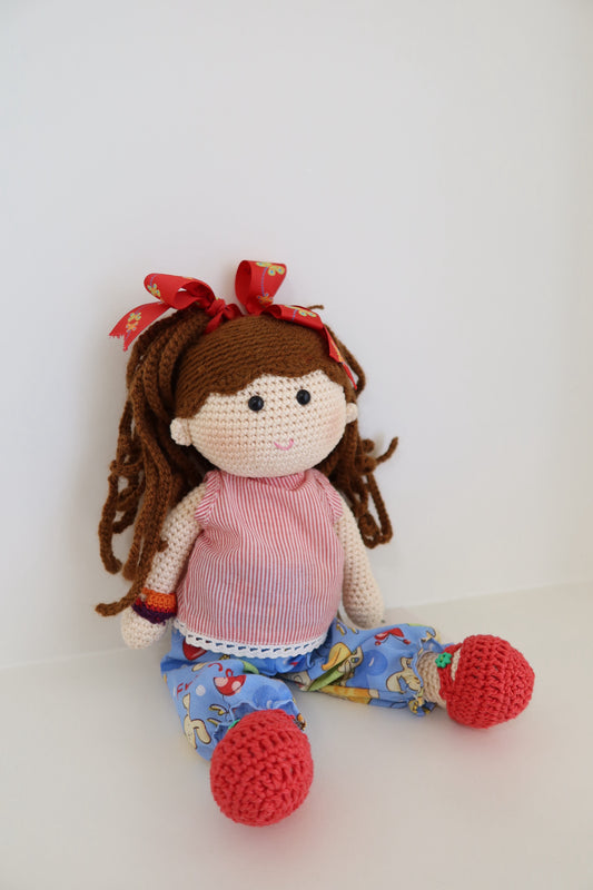 Muñequita tejida - pelo cafe con moños rojo
